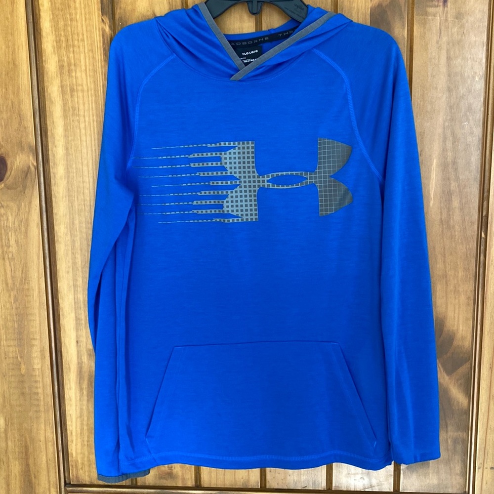 New Under Armour hooded long sleeve shirt in excellent condition.